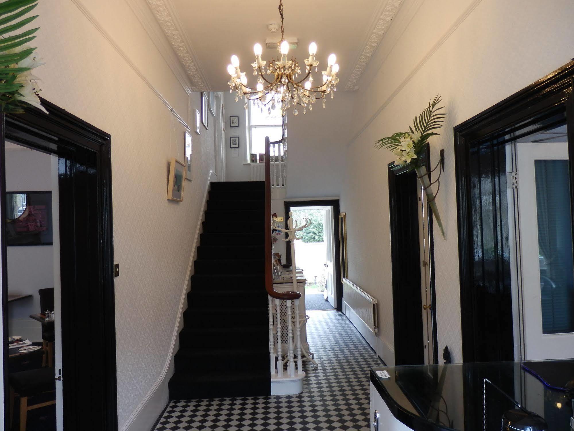 The Claremont 5* Брайтонн